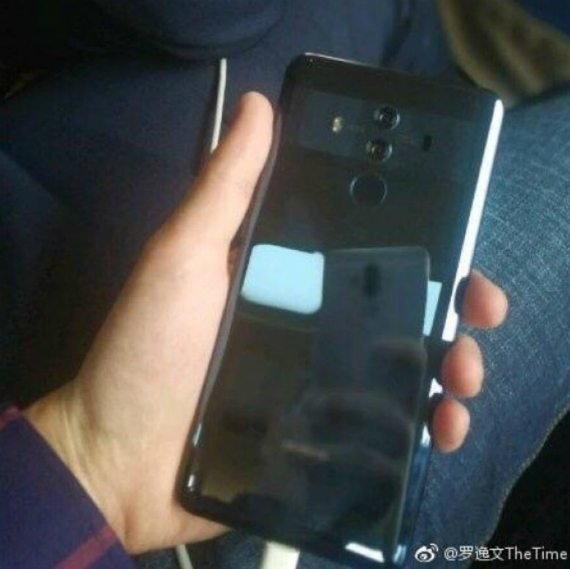 Huawei Mate 10 Pro: Κάποιος "βολτάρει" έξω έχοντας στα χέρια του την νέα ναυαρχίδα της εταιρείας 2