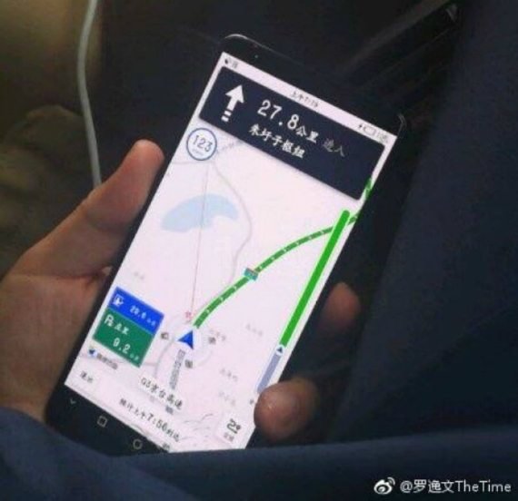 Huawei Mate 10 Pro: Κάποιος "βολτάρει" έξω έχοντας στα χέρια του την νέα ναυαρχίδα της εταιρείας 1