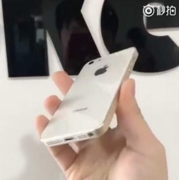 Φωτογραφίες ισχυρίζονται ότι δείχνουν ένα επανασχεδιασμένο iPhone SE 2 με γυάλινη πλάτη και η υποδοχή ακουστικών 2