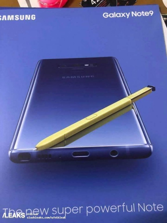 Αφίσα εμφανίζει το Galaxy Note 9 σε μπλε χρώμα με κίτρινο S-Pen 1