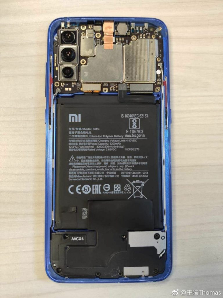 Το Xiaomi Mi 9 διαχωρίζεται και βλέπουμε λεπτομερώς το το ασύρματο πηνίο φόρτισης 20W και την τριπλή του κάμερα 2