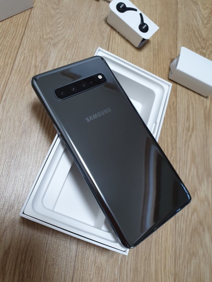 Ένα unboxing του Samsung Galaxy S10 5G, δείχνει τον νέο γρήγορο φορτιστή του τηλεφώνου 3