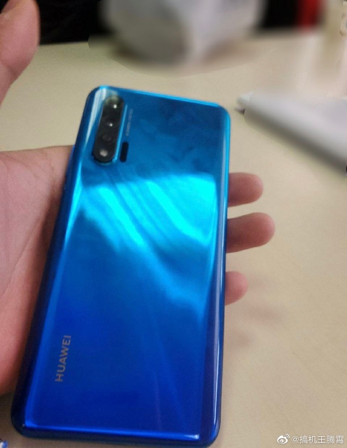 Στο χέρι ενός χρήστη εμφανίζεται το Huawei Nova 6 λίγο πριν από την επίσημη κυκλοφορία του 4