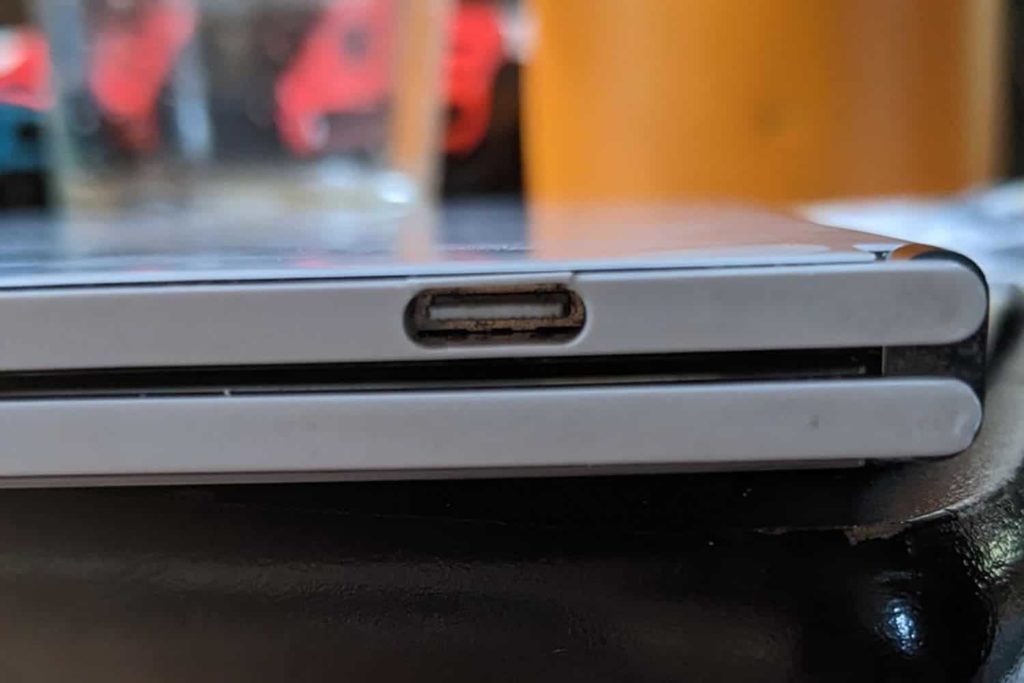 Σπάει εύκολα η θύρα του Surface Duo γιατί έχει πολύ λεπτό πλαστικό 3